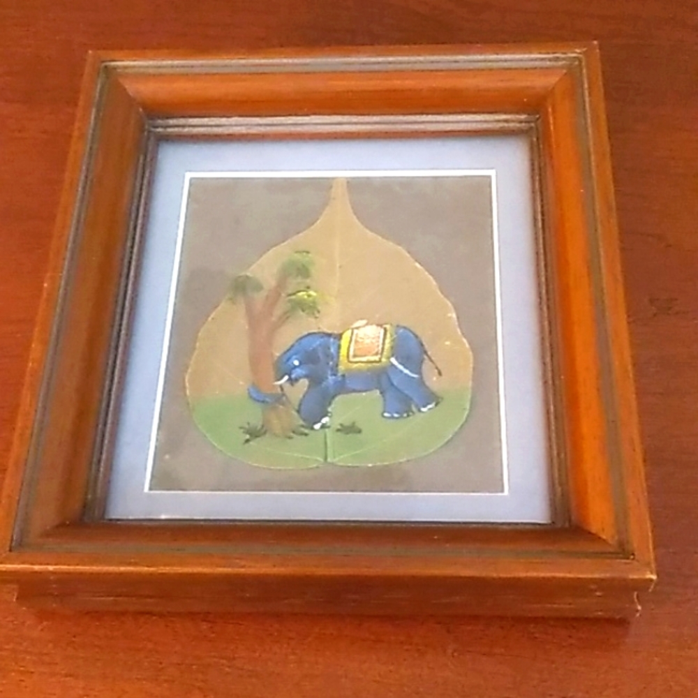 Picture of Elephant, hand painted on a small leaf, from Africa.